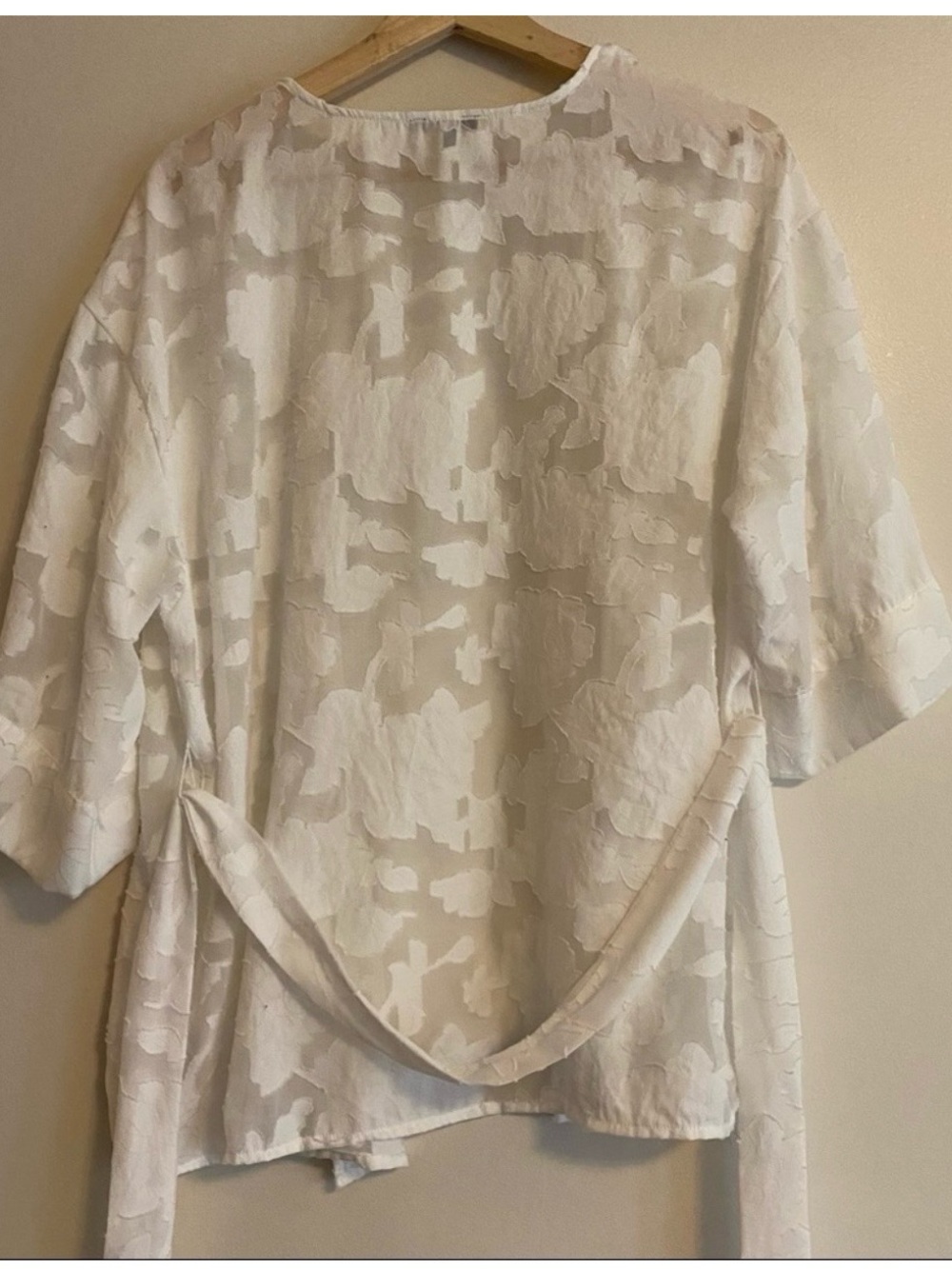 Dynamite White Sheer Jacquard Tie-Waist Kimono - Picture 5 of 7